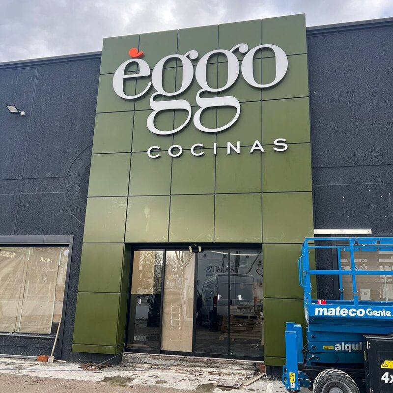 Rótulo corpóreo iluminado de eggo Cocinas en la fachada de la tienda