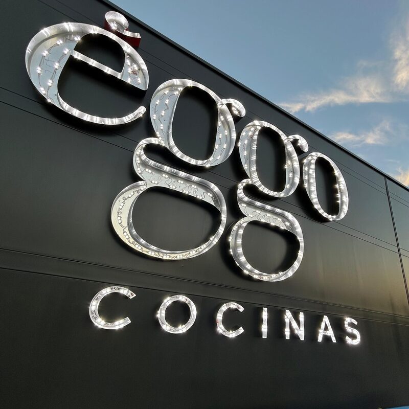 Detalle de las letras corpóreas iluminadas del rótulo de eggo Cocinas