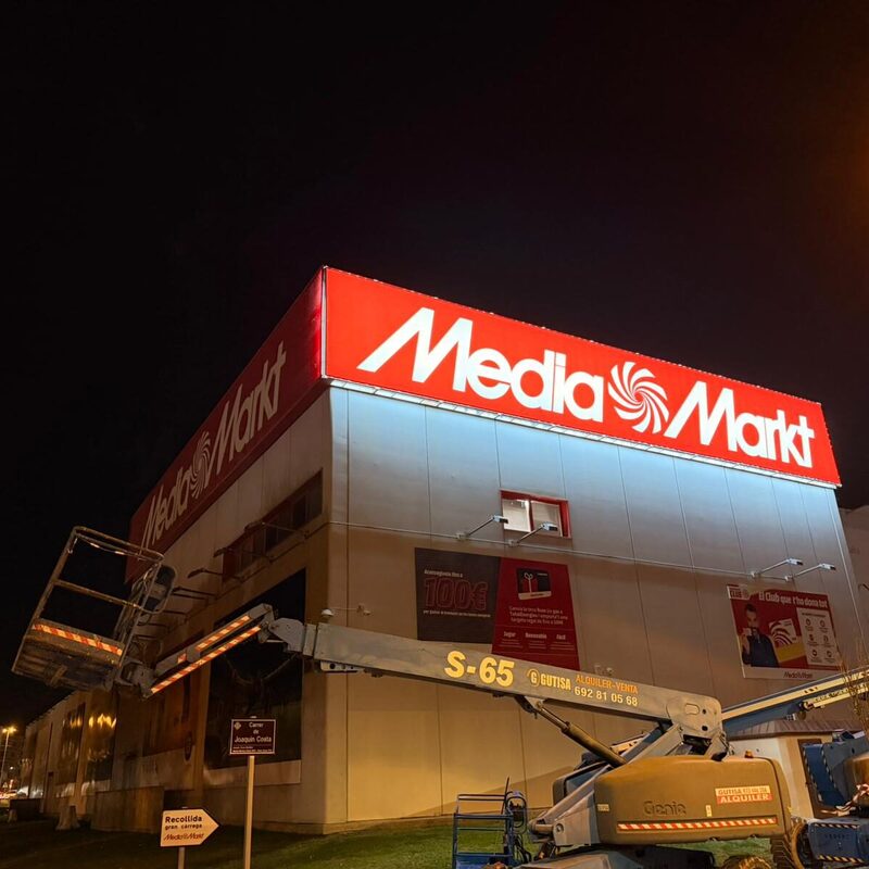 Rótulo luminoso de Media Markt instalado en la fachada del edificio