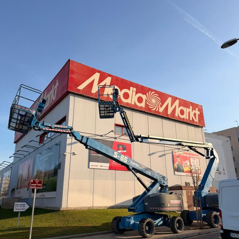 Instalación de rotulación en fachada con plataforma elevadora