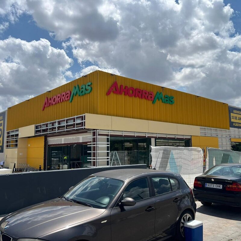 Rótulo de fachada del supermercado Ahorramás