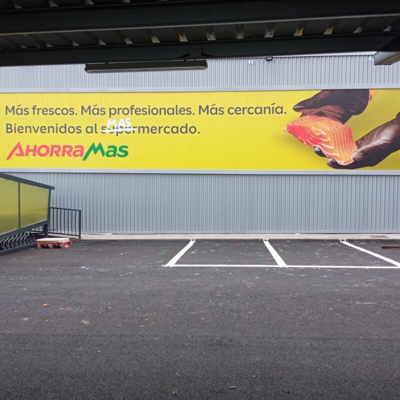 Lona publicitaria de gran formato en la fachada de Ahorramás