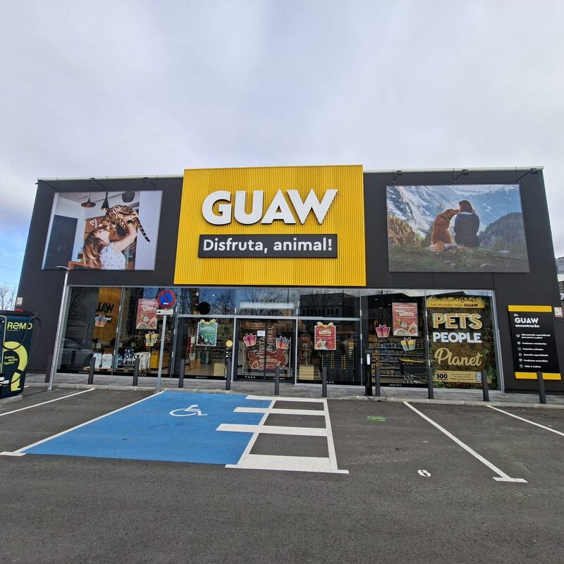 Rótulo de fachada de la tienda GUAW